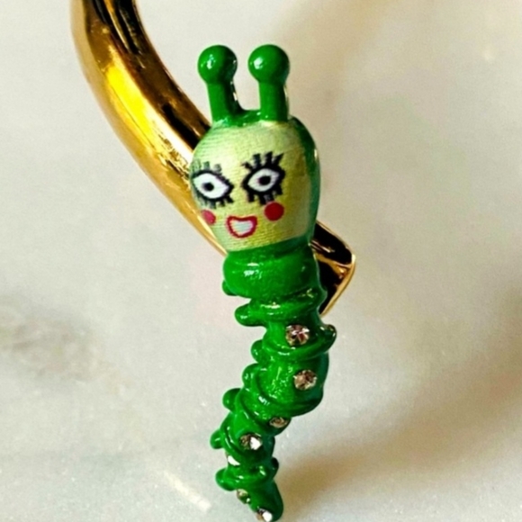🍎Betsey Johnson Apple & Worm Bangle Bracelet, 7 1/2 inches🐛 - Picture 5 of 6